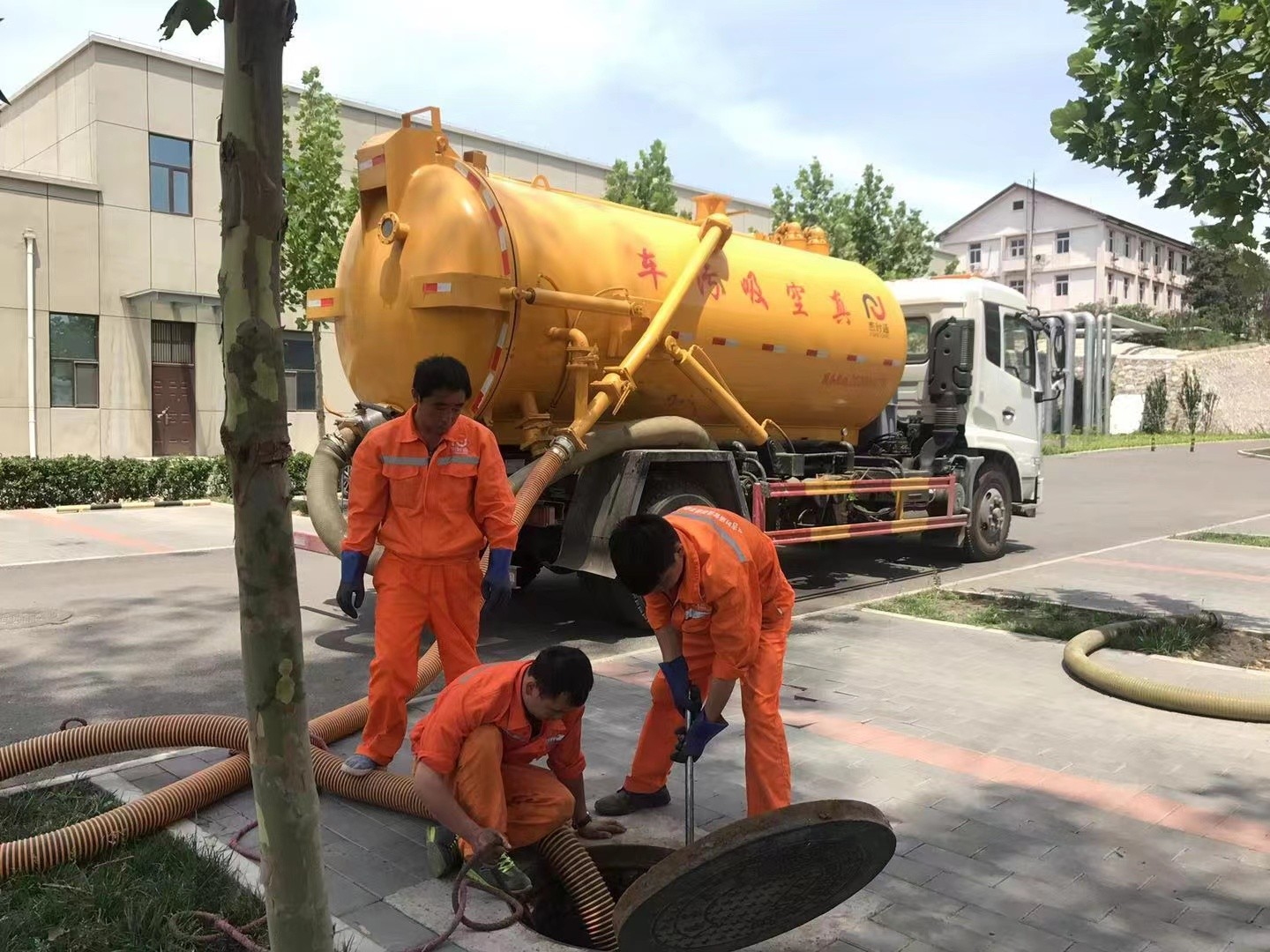 邵武管道疏通车停在窨井附近